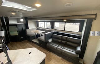 2021 Cherokee Grey Wolf (bunks) Kid & Pet Friendly