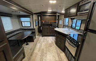 Spacious Clean 27' Travel Trailer w/ slide-out