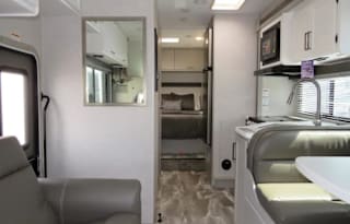 Thor Quantum 28' rear bedroom