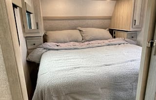 MODERN NEW 2022 - SLEEPS 10 - SOLAR - EASY TOWING - JUST BRING YOUR GROCERIES - DELIVERY & SETUP AVAILABLE