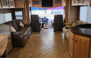 (2008 Winnebago Vectra) The Johnson's Road Coach