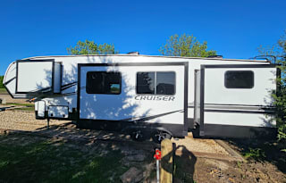 Delivery Only - Huge space 5th wheel