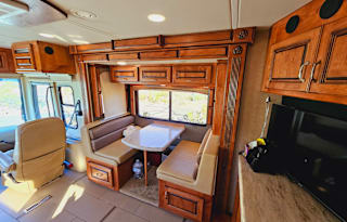 2011 Monaco Knight 36 PFT