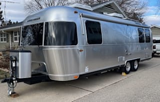 2021 Airstream Globetrotter 27FB - The LainnaBelle