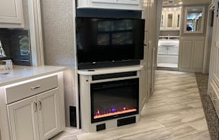 2022 Fleetwood RV Discovery 38N