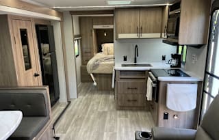 BRAND NEW Grand Design Imagine 25DBE Luxury RV