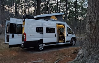 Winnebago with 2 queen beds!