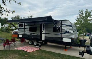 Cozy, lightweight 9 person travel trailer