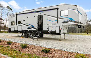 Cherokee Arctic Wolf | Large Luxurious 5th Wheel