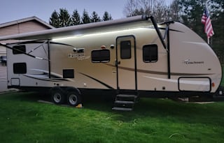 MoJo's 2018 Coachmen Freedom Express 29SE Sleeps 9