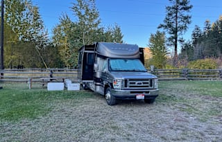 31 feet of Bliss! W/ 3 slide outs!!
