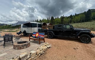 Glamping in an easy-to-use and tow Airstream!