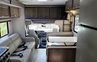 32ft 2023 Conquest Class-C RV - Pet Friendly!