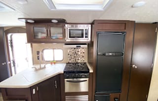 J.B Family Trailer - sleeps 8 w/pvt queen & bunks