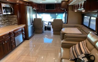 2019 Fleetwood RV Discovery LXE 40G