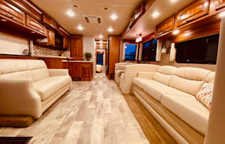 37’Luxury SuperC Diesel-Freightliner-3Slide-Sleep9