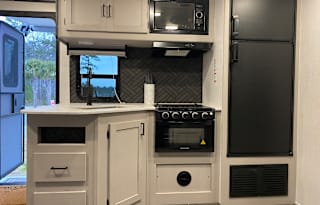 Fully stocked 2022 Heartland Mallard 32 w/King bed and full outdoor kitchen!