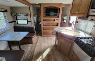 Spacious Clean 27.5' Travel Trailer w/ slide-out