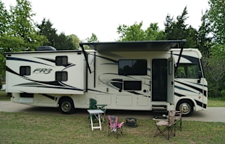 Harvey the RV - King bed & bunks, 2 A/Cs, Sleeps 8
