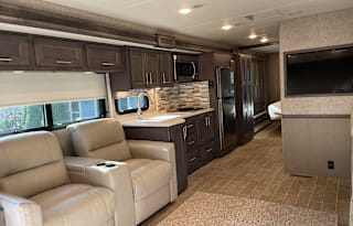 2021 Thor Motor Coach Miramar 35.2
