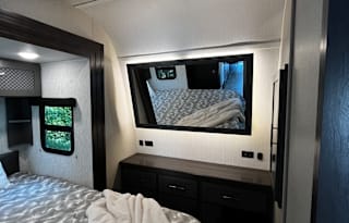 Travel Trailer / Toy Hauler / Sleeps 6 / Rear Deck