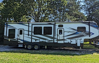 2020 Fuzion Luxury Toy Hauler!