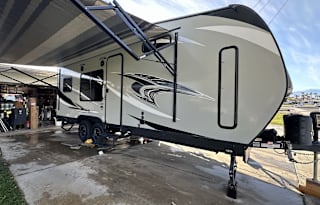 2019 premium toy hauler fully stocked "TurnKey"