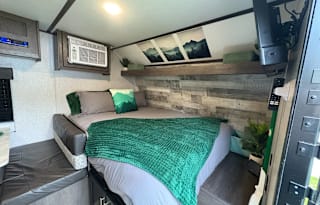 2021 Coleman-Fully Loaded Glamping Travel Trailer!