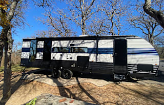 New Cherokee w/ slide out, outdoor kitchen & bunks