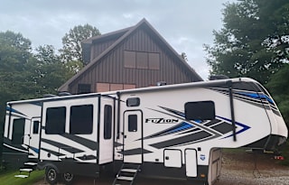 Upscale Getaway On Wheels  (DELIVERY ONLY)