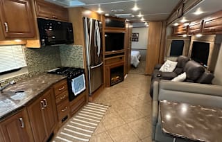 2015 Fleetwood RV Bounder 33C