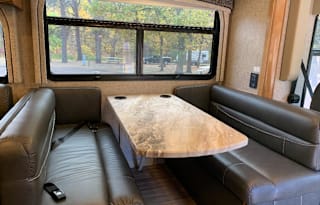 2019 Thor Motor Coach Miramar 37.1