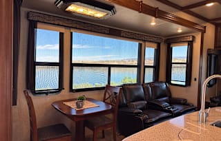 Clean and Comfortable 39’ Heartland Bighorn 3575EL