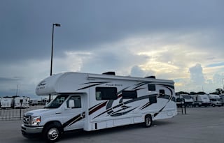 Family & Pet friendly RV Rental Sleeps 8+