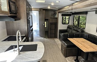 29 Foot Camper - Sleeps 10 - Wide Delivery Range