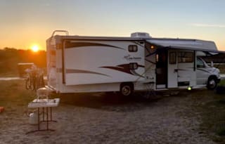 Family Bunkhouse RV – Sleeps 10, Fully Stocked!