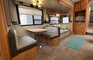 Family friendly, stocked keystone fifth wheel