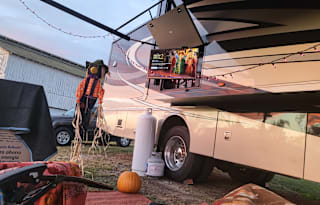 2015 Winnebago Adventurer 38Q