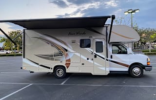 Very Clean! 2017 THOR Four Winds 24 ft. Good Size.