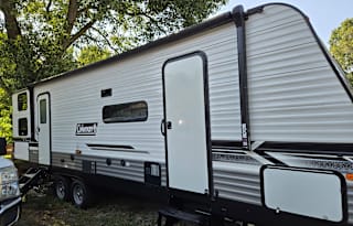 Bunkhouse Getaway - 32ft - Sleeps 8 - Solar