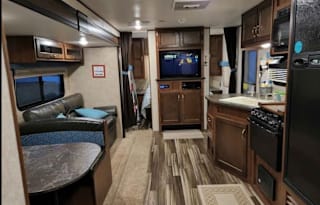 Clean and spacious!! 2017 Jayco JFlt 26' slideout!