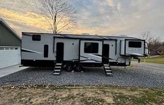 2022 Arctic Wolf 5th wheel sleeps 8-10