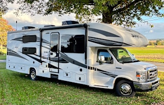 The Queen Bea: Class C 2018 Jayco Greyhawk 31FS