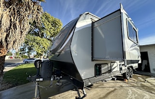 self-contained toy hauler on board fuel, generator