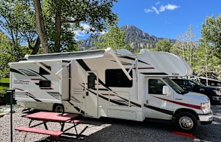 Miss Freeda 2020 Class C Bunkhouse sleeps up to 10