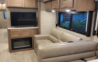 2022 Thor Motor Coach Miramar 37.1