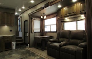 ***Get your Glamping on in this  Luxury 2015 Crossroads Cameo ***