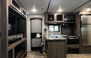 37" 2021 Crossroads RV Zinger (Delivery Only)