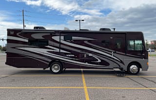 Winnebago Vista 35F (2 toilets / 1.5 bath)