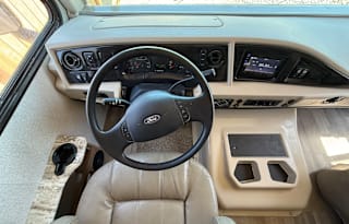 33 ft motorhome - sleeps 6